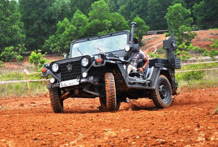 Mãn nhãn với màn đua ô tô địa hình giữa lòng Hà Nội